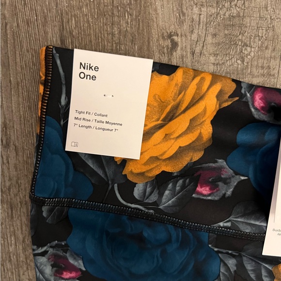 Nike One Women's Mid-Rise 7" Bike Shorts - Picture 4 of 6